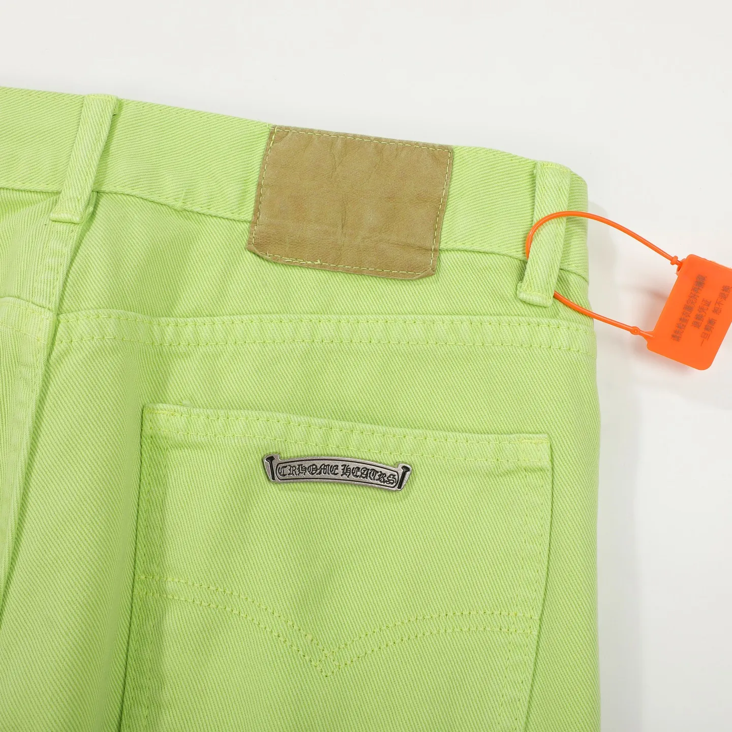 P260 Chrome hearts CH green cow king Yang Mi's same style sex recods limited green cow jeans. Really restores the ultimate texture of Vintage. Italian special cowhide print and cut. Customized sheepskin three-layer thick line leather. The whole is spliced in heavy water washing process. Craftsmen hand-splash ink. You can see the details. Three-dimensional cutting version. Loose and comfortable. Not picky about the figure. Makes taller and slimmer. Seiko factory. Original quality control. Same style for men and women. Can be matched with couples. Versatile recommendation. Essential jeans for all seasons Color: Green Size: S-XL